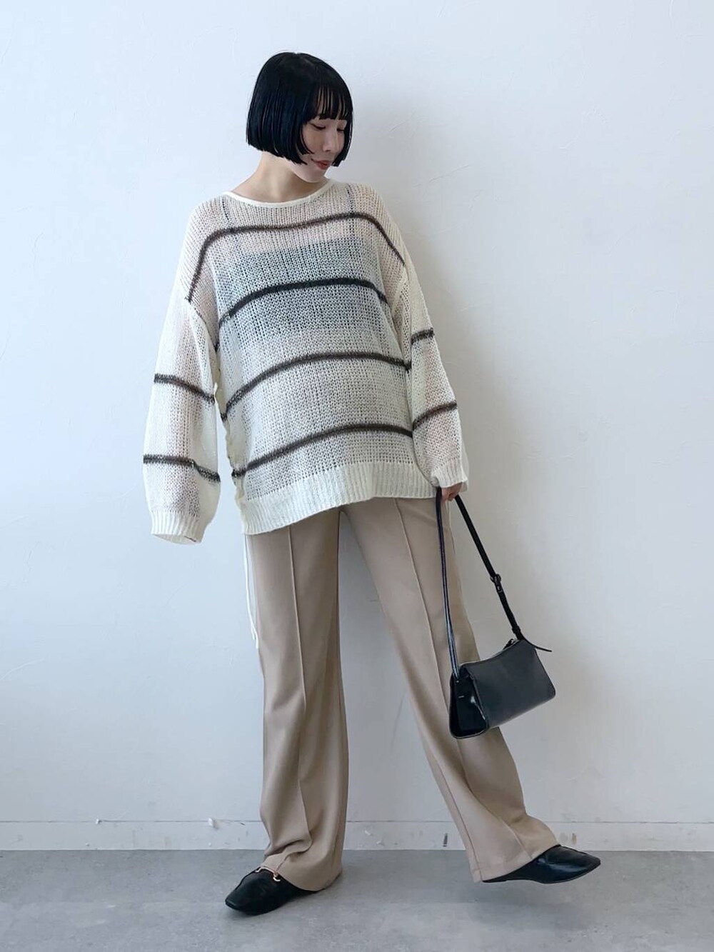 ホワイト系のニット/セーター、ベージュ系のマタニティウェア/グッズを着用したレディースの秋コーディネートの5枚目の写真