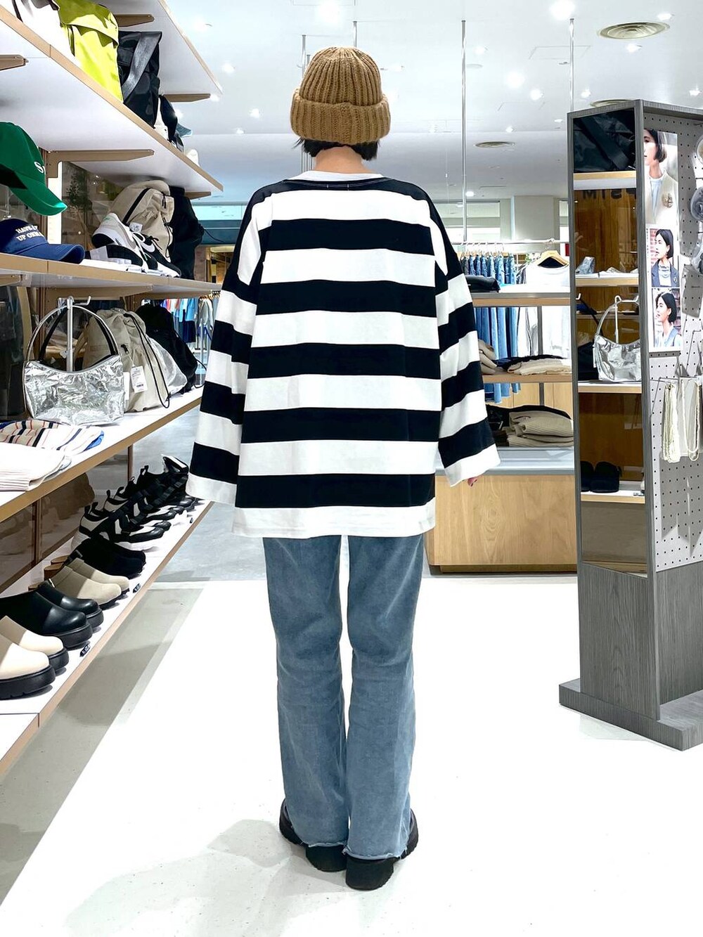 ブラック系のTシャツ/カットソー、ブルー系のデニムパンツを着用したレディースの冬コーディネートの4枚目の写真