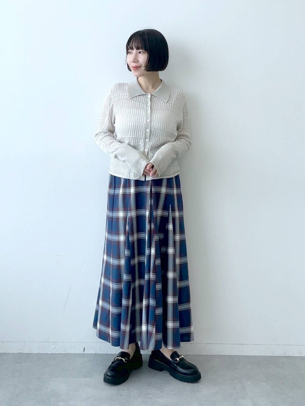 ベージュ系のニット/セーター、ブラック系のローファーを着用したレディースの秋コーディネートの2枚目の写真