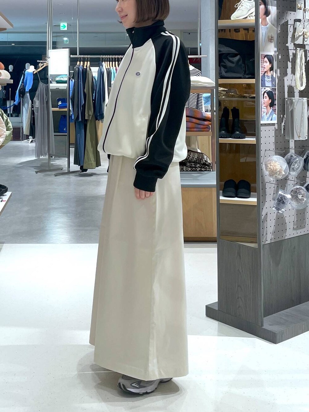 ホワイト系のジャージ、ホワイト系のチノパンツを着用したレディースの冬コーディネートの3枚目の写真