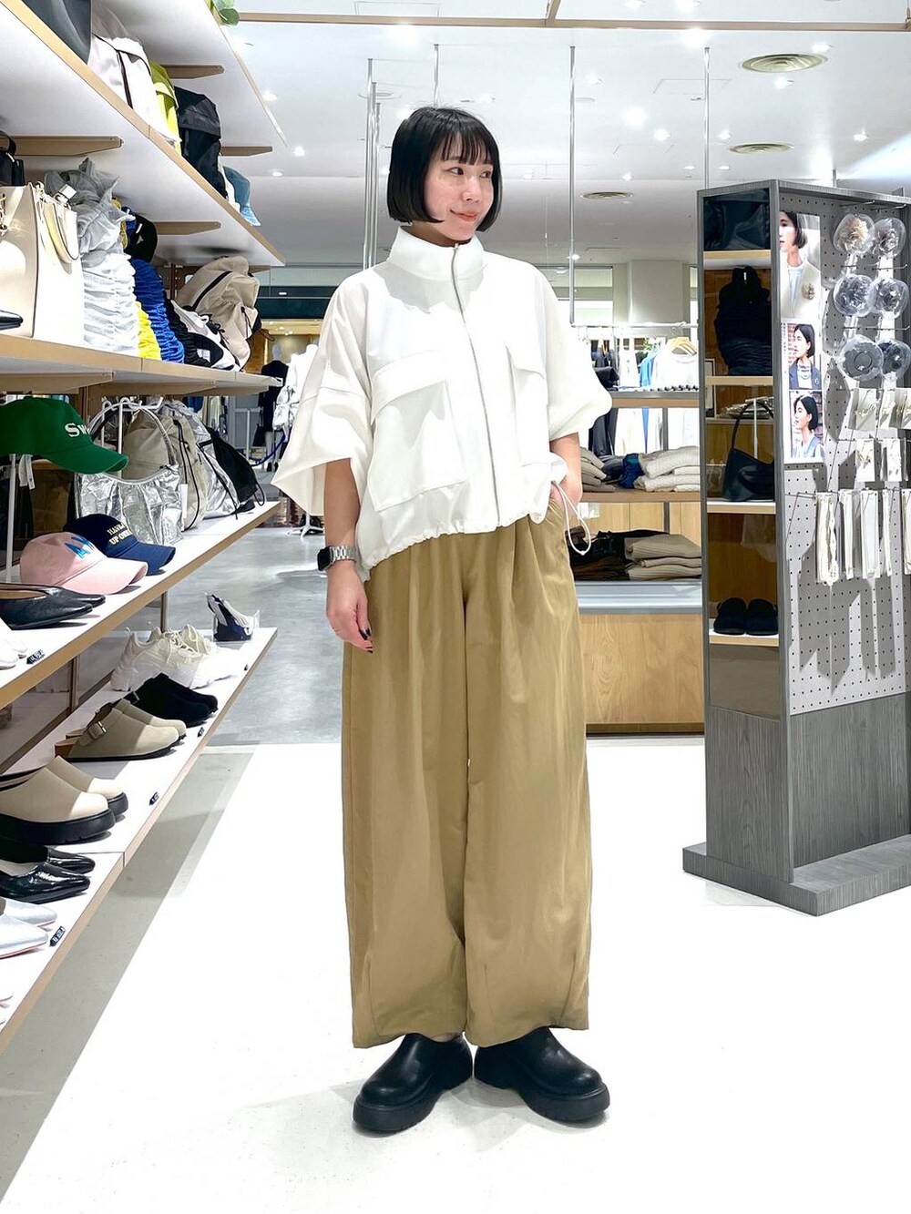 ホワイト系のその他アウター、ベージュ系のその他パンツを着用したレディースの冬コーディネートの2枚目の写真