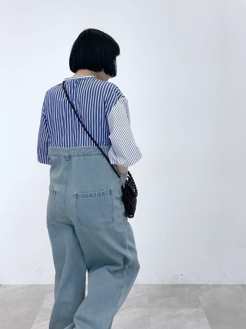 ブラック系のショルダーバッグを着用したレディースの夏コーディネートの4枚目の写真