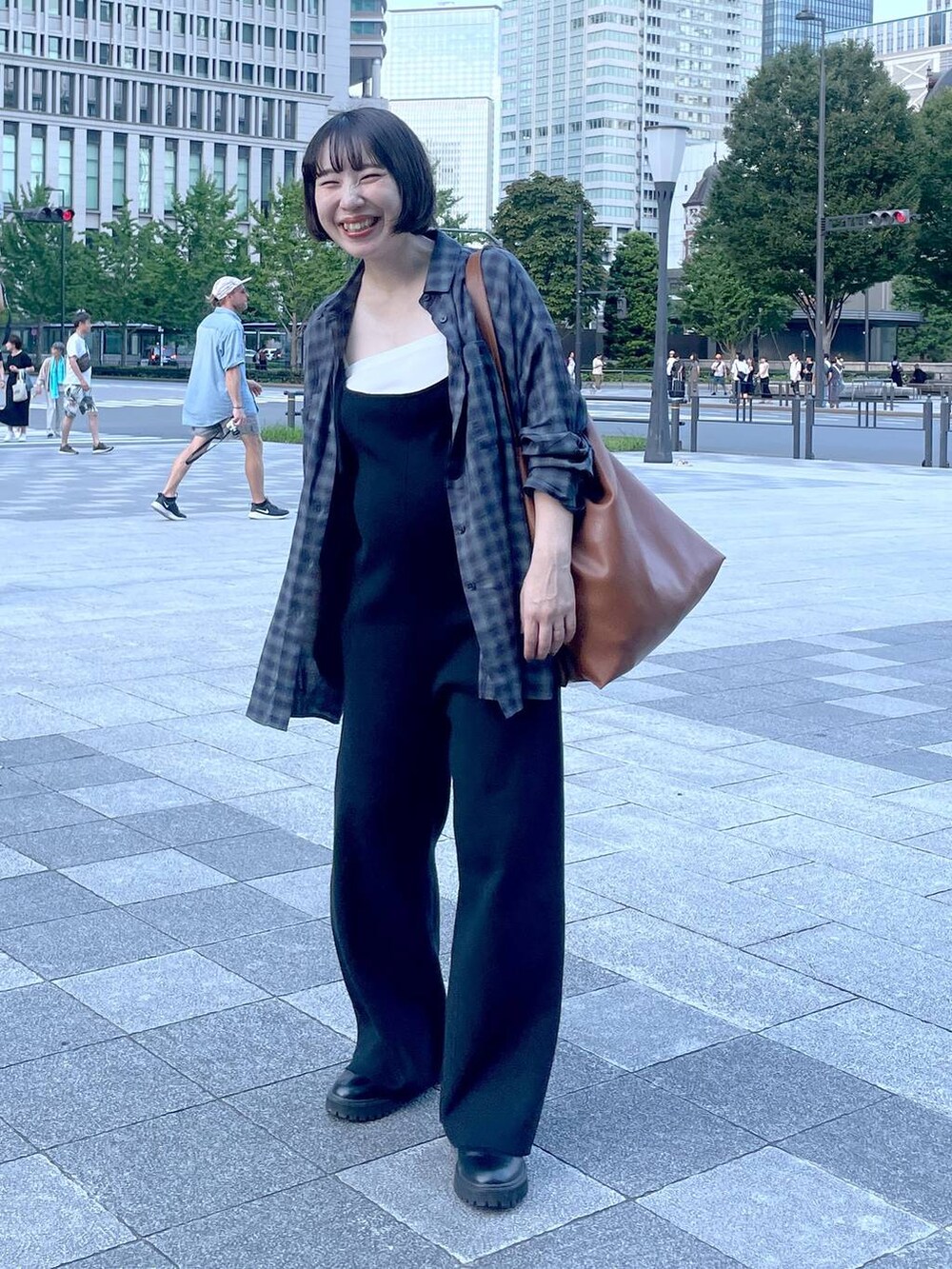 グリーン系のシャツ/ブラウスを着用したレディースの秋コーディネートの2枚目の写真