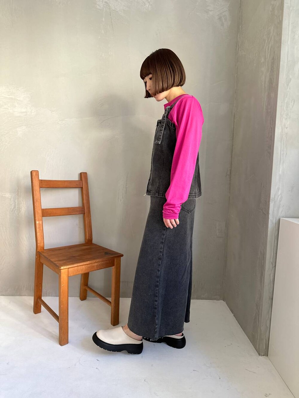 ブラック系のベスト、ブラック系のスカート、ピンク系のTシャツ/カットソーを着用したレディースの冬コーディネートの4枚目の写真