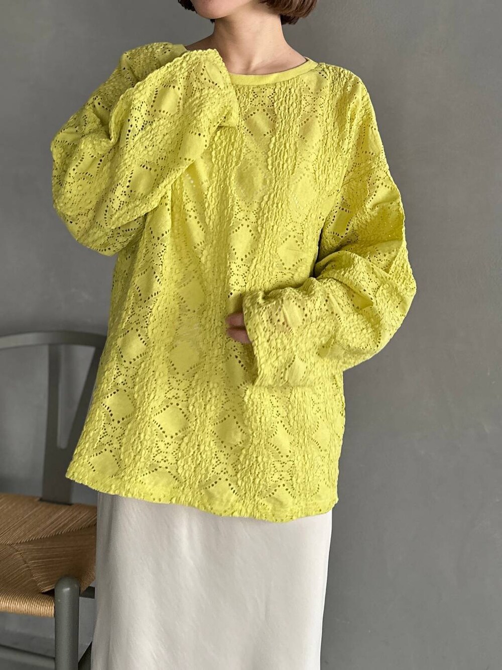 ブラック系のサンダル、ホワイト系のスカート、イエロー系のTシャツ/カットソーを着用したレディースの春コーディネートの4枚目の写真