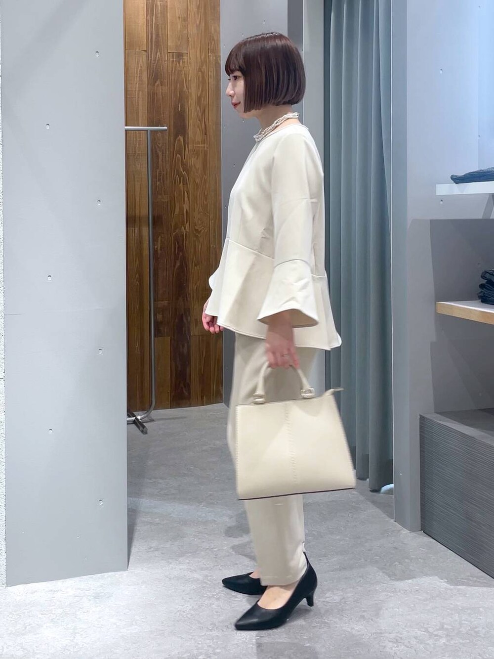 ホワイト系のその他パンツ、ホワイト系のシャツ/ブラウス、ブラック系のショルダーバッグを着用したレディースの冬コーディネートの4枚目の写真
