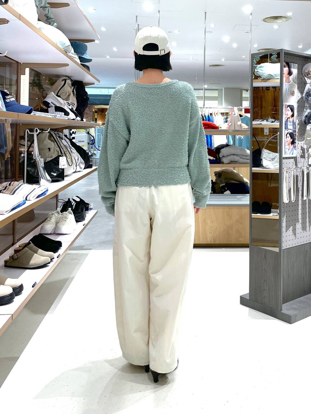 グリーン系のカーディガン/ボレロ、ホワイト系のその他パンツ、ブラック系のパンプスを着用したレディースの冬コーディネートの4枚目の写真