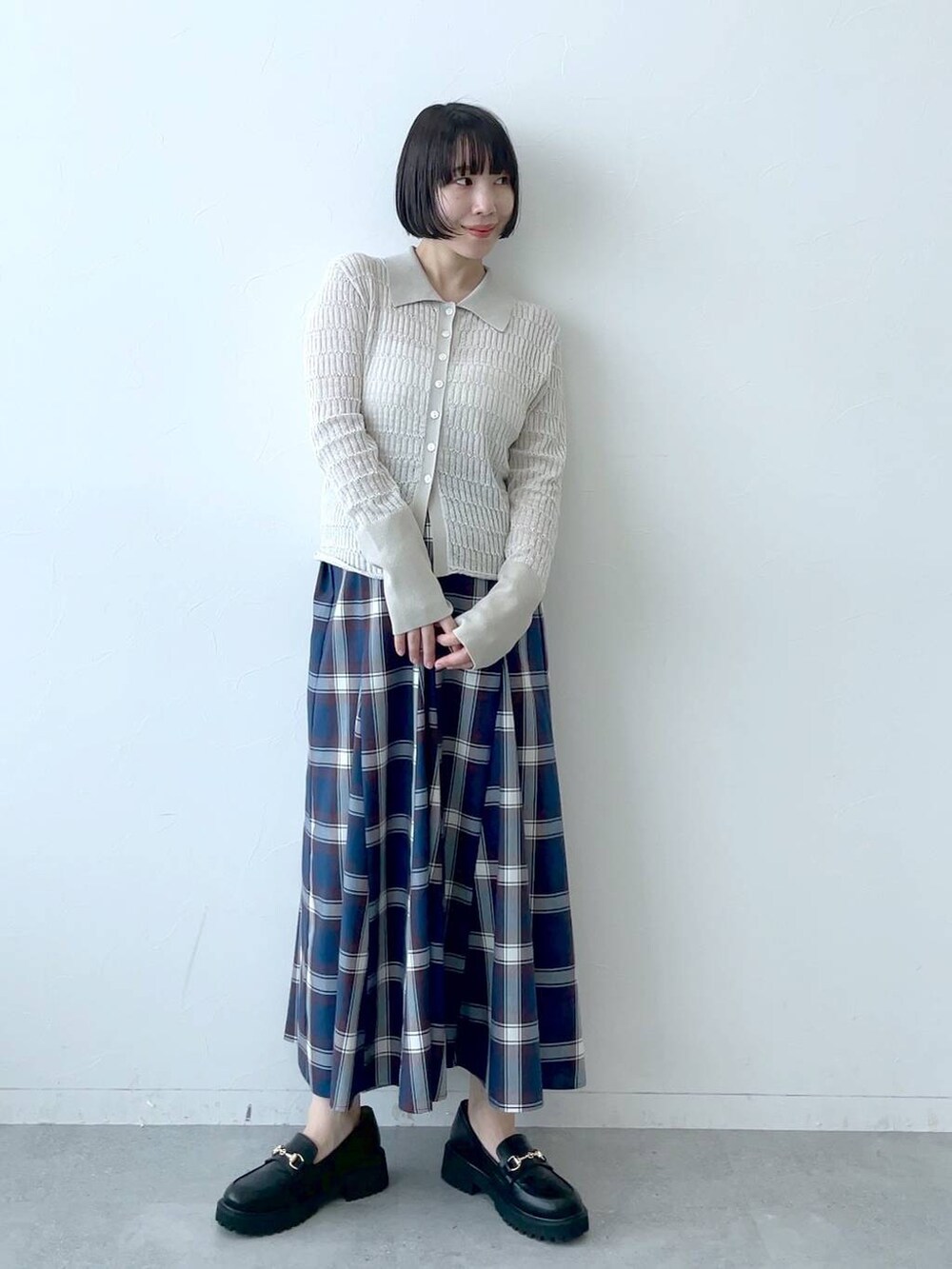 ベージュ系のニット/セーター、ブラック系のローファーを着用したレディースの秋コーディネートの3枚目の写真