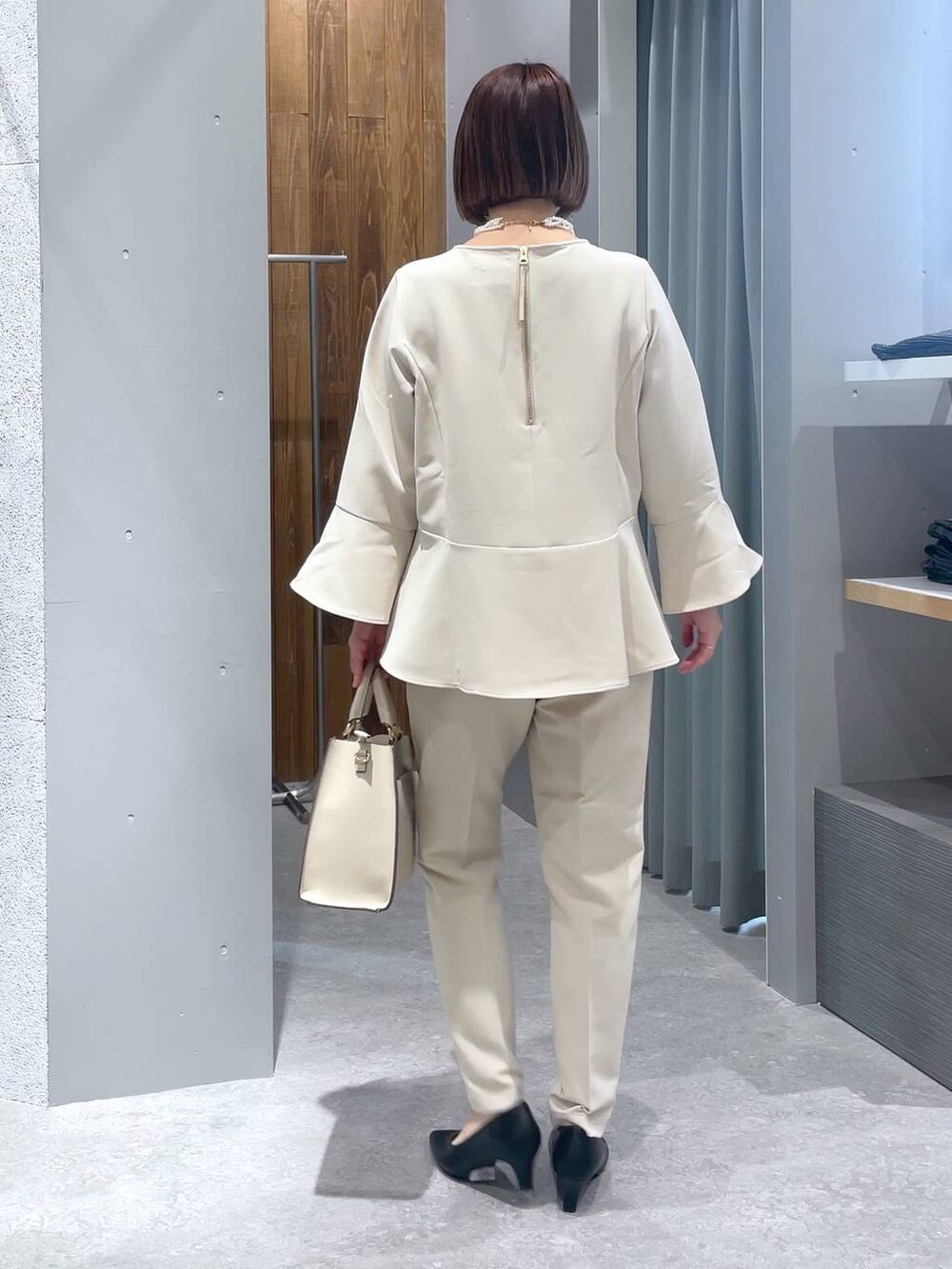 ホワイト系のその他パンツ、ホワイト系のシャツ/ブラウス、ブラック系のショルダーバッグを着用したレディースの冬コーディネートの5枚目の写真