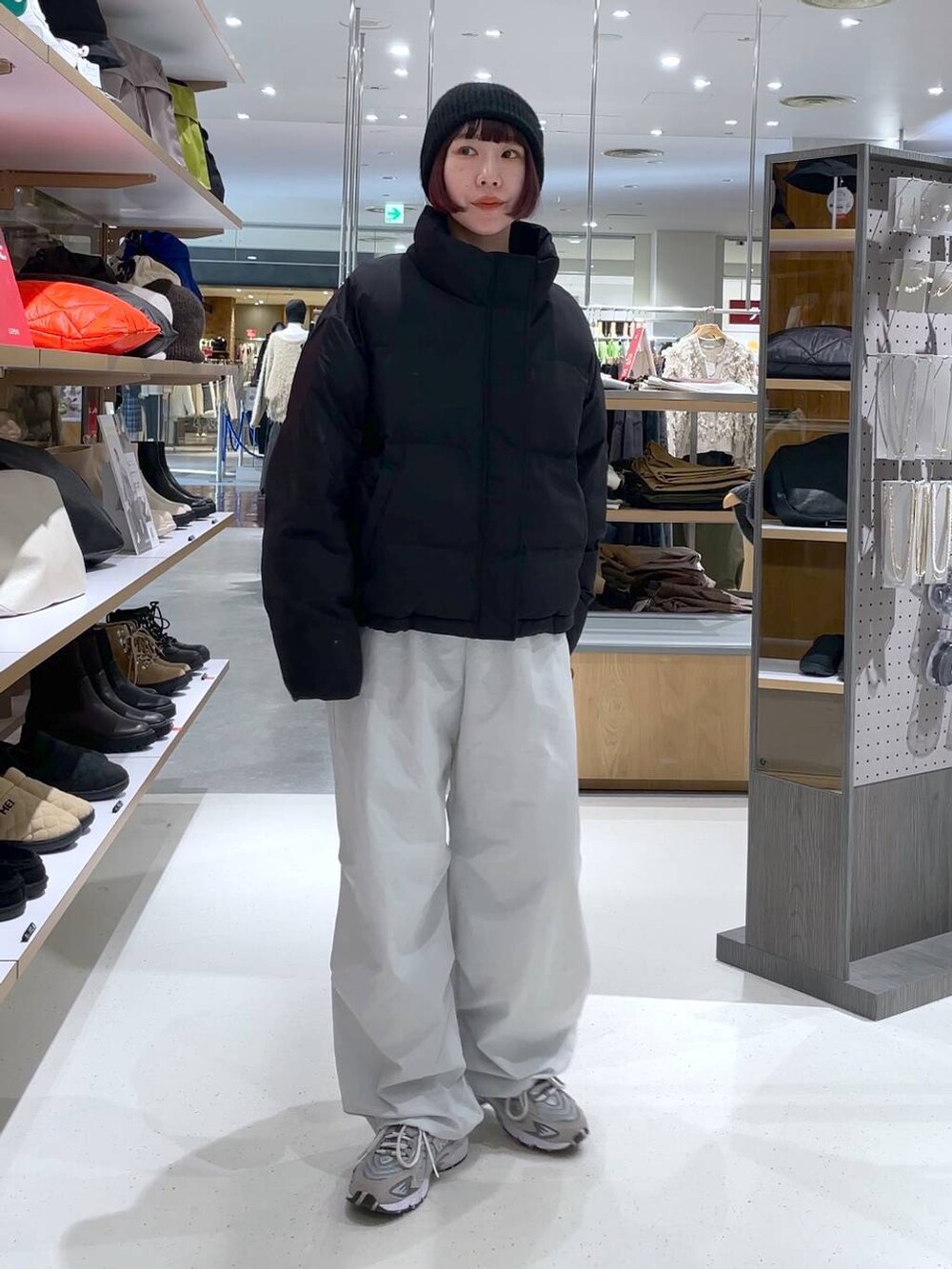 ブラック系のその他アウター、グレー系のその他パンツ、ブラック系のニットキャップ/ビーニーを着用したレディースの冬コーディネートの2枚目の写真