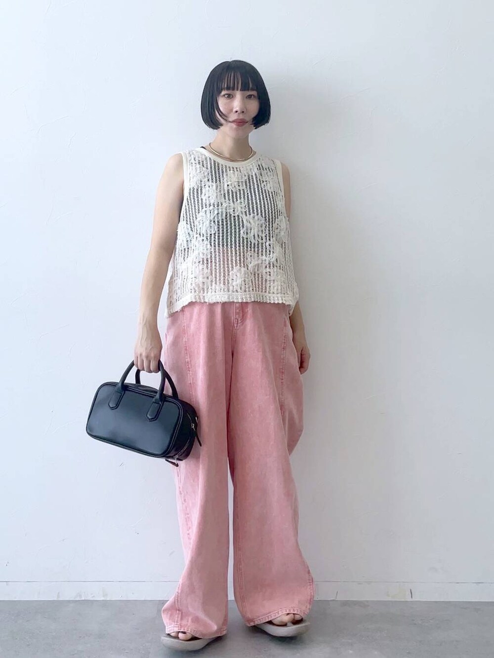 ピンク系のデニムパンツを着用したレディースの夏コーディネートの3枚目の写真