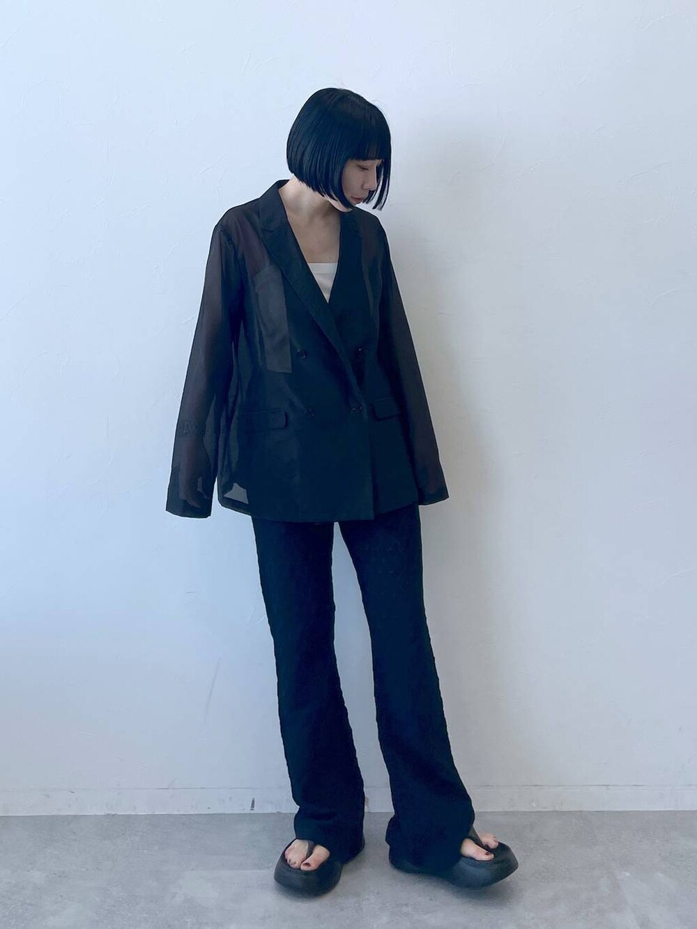 ブラック系のテーラードジャケット、ブラック系のその他パンツを着用したレディースの春コーディネートの2枚目の写真