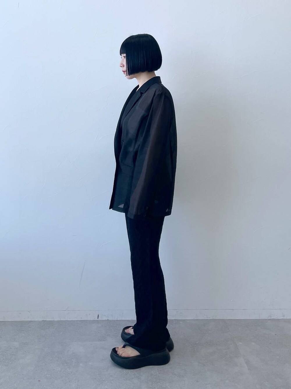 ブラック系のテーラードジャケット、ブラック系のその他パンツを着用したレディースの春コーディネートの4枚目の写真