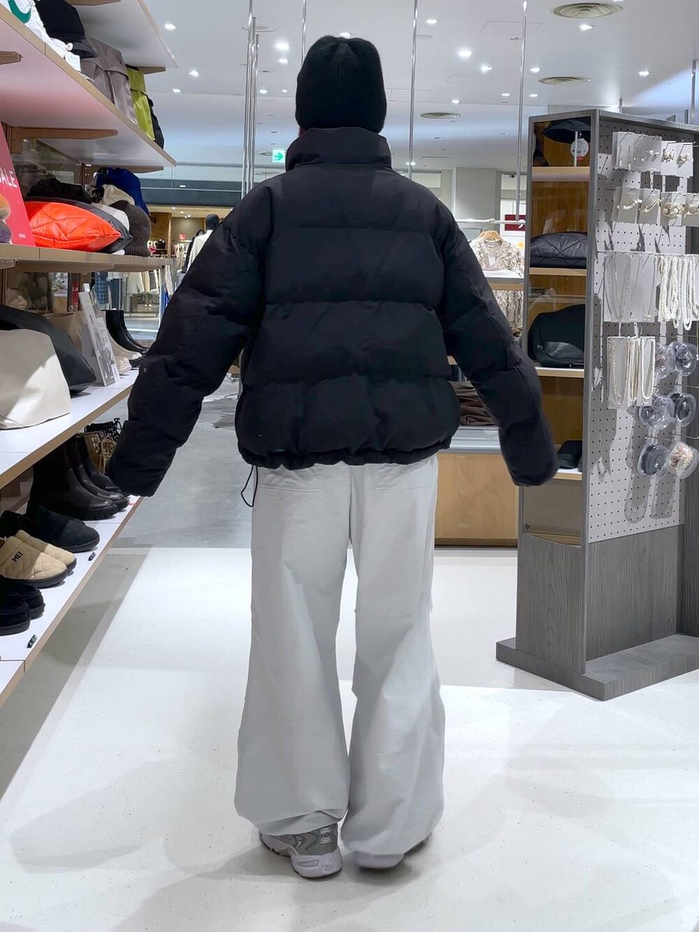 ブラック系のその他アウター、グレー系のその他パンツ、ブラック系のニットキャップ/ビーニーを着用したレディースの冬コーディネートの5枚目の写真