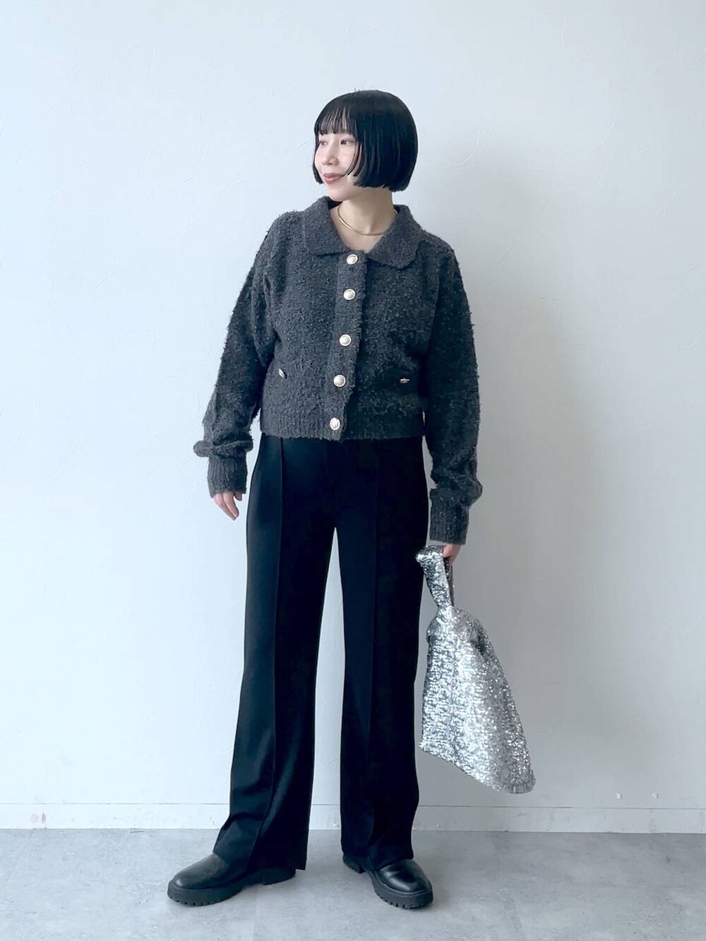 グレー系のカーディガン/ボレロ、ブラック系のマタニティウェア/グッズを着用したレディースの秋コーディネートの3枚目の写真