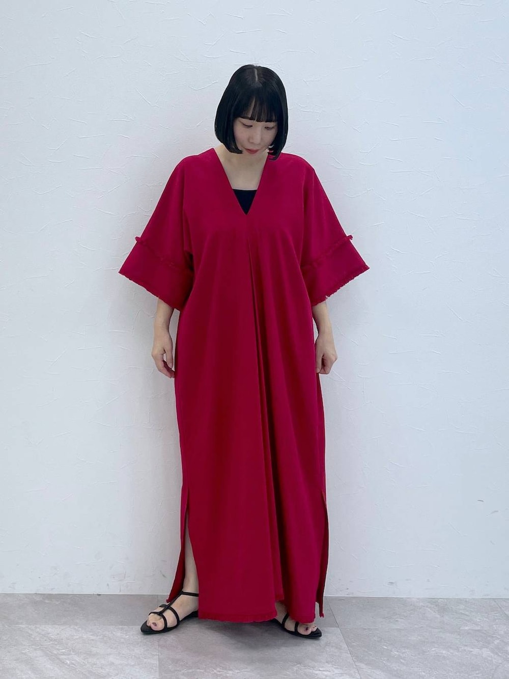 レッド系のワンピースを着用したレディースの夏コーディネートの4枚目の写真