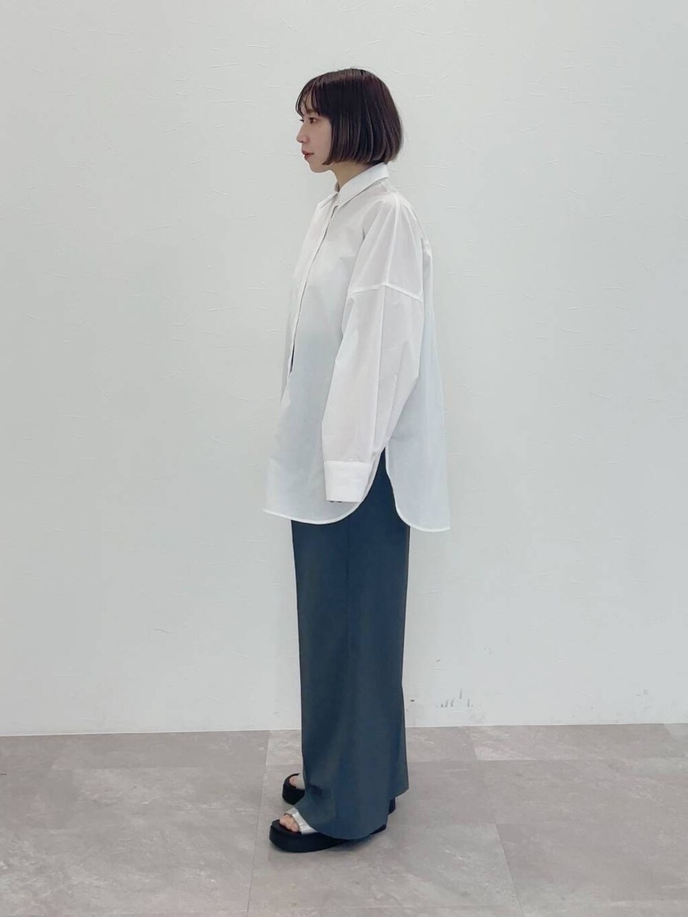 グレー系のその他パンツ、ホワイト系のシャツ/ブラウスを着用したレディースの冬コーディネートの4枚目の写真