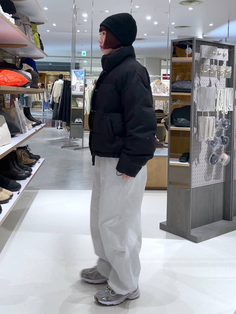 ブラック系のその他アウター、グレー系のその他パンツ、ブラック系のニットキャップ/ビーニーを着用したレディースの冬コーディネートの4枚目の写真