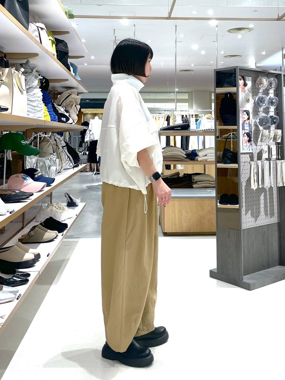 ホワイト系のその他アウター、ベージュ系のその他パンツを着用したレディースの冬コーディネートの3枚目の写真