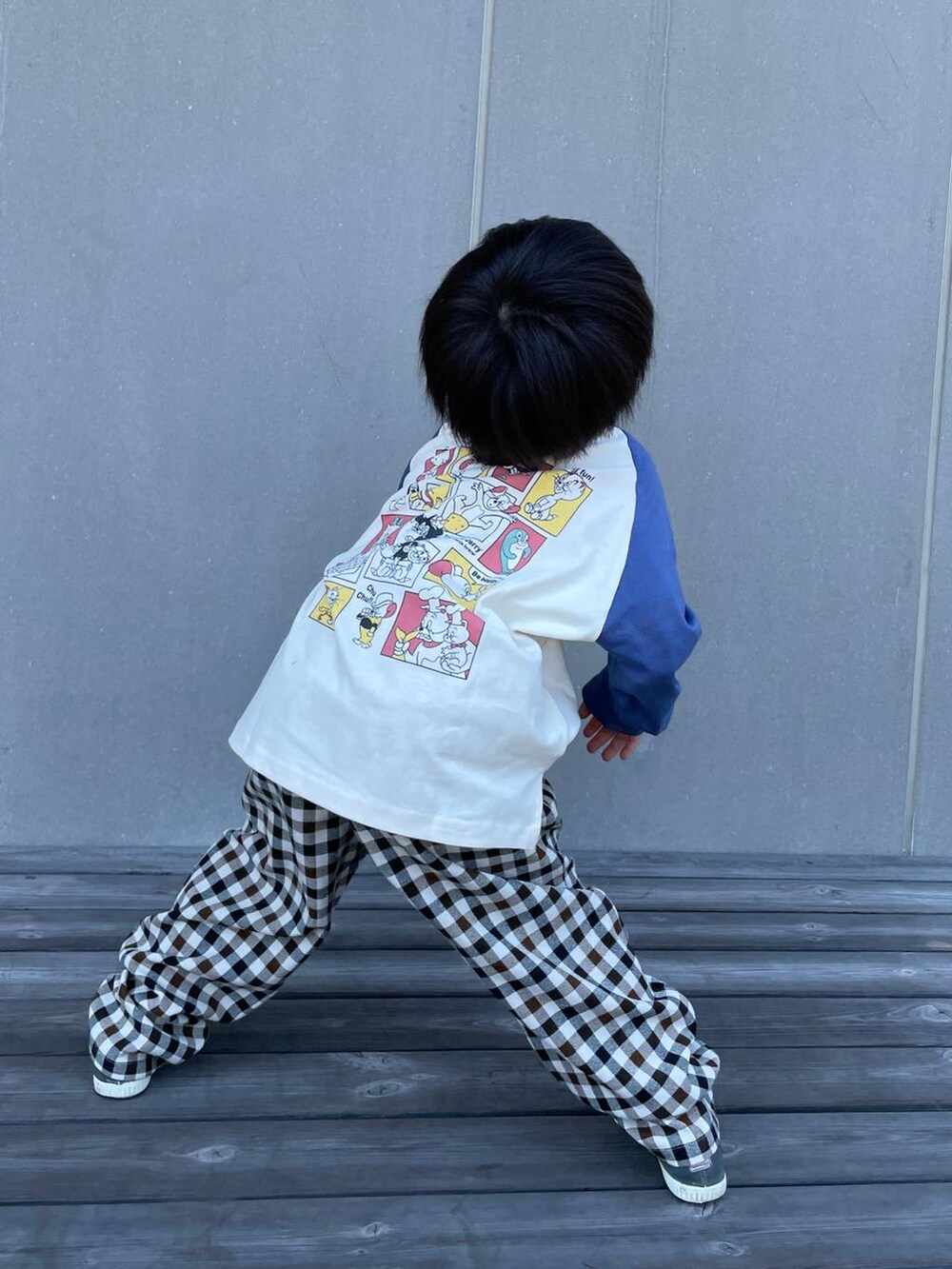 ブルー系のTシャツ/カットソーを着用したキッズの秋コーディネートの3枚目の写真