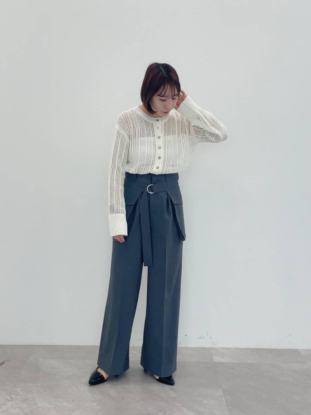 グレー系のその他パンツ、ホワイト系のカーディガン/ボレロを着用したレディースの冬コーディネートの2枚目の写真