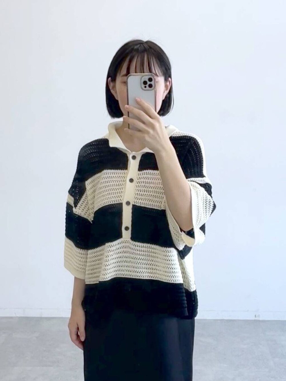 ブラック系のスカートを着用したレディースの夏コーディネートの3枚目の写真