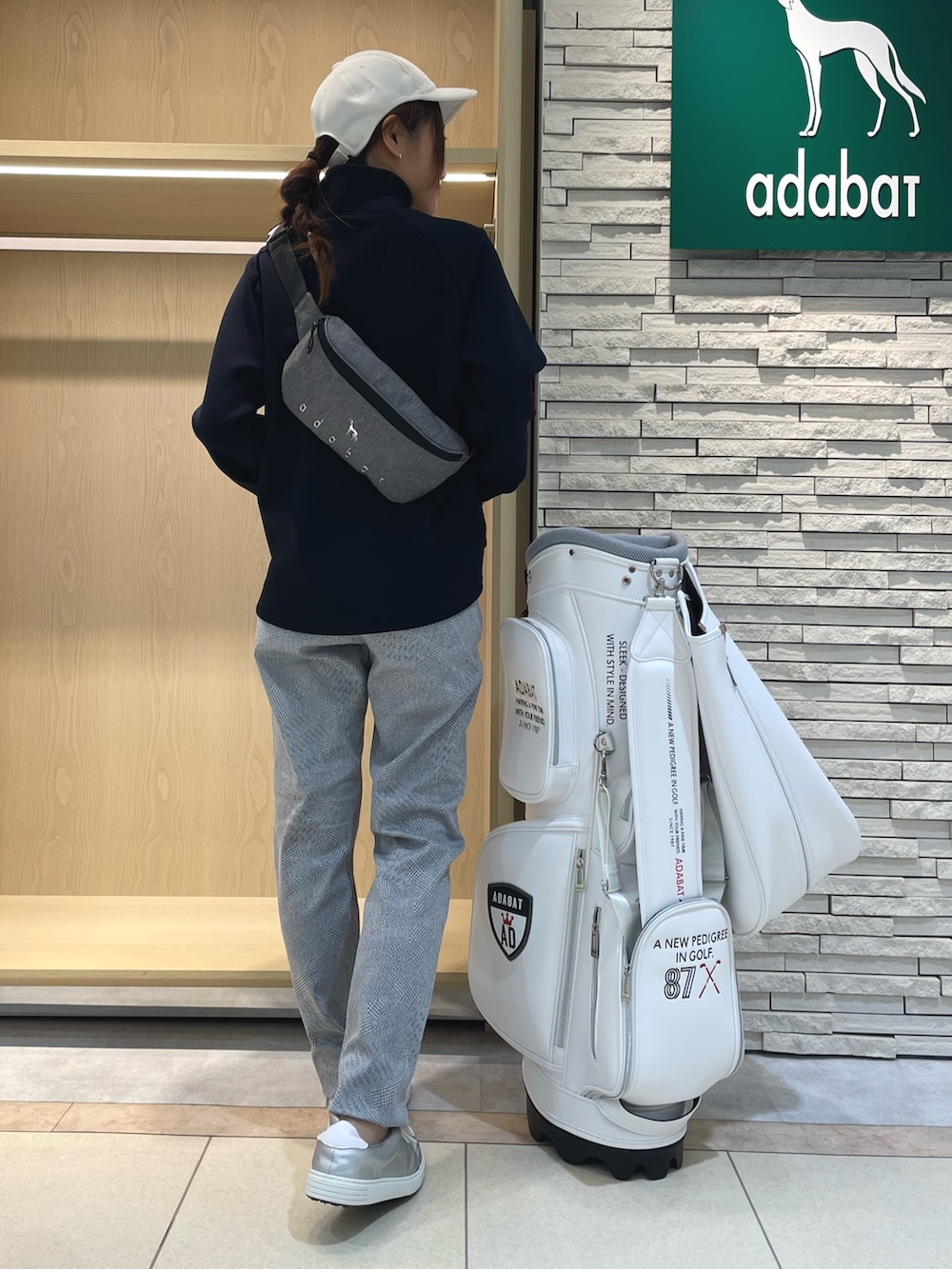 グレー系のその他パンツ、グレー系のボディバッグ/ウエストポーチ、ブルー系のTシャツ/カットソーを着用したレディースの秋コーディネートの3枚目の写真