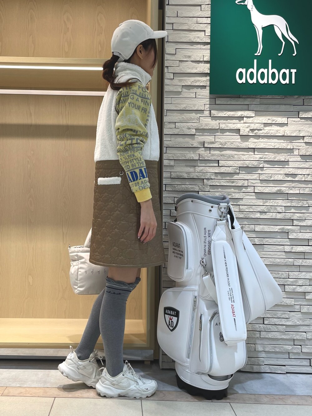 「アダバット、ゴルフ、ゴルフウェア、ゴルフコーデ、ゴルフ女子、スポーツ、骨格ウェーブ、イエベ春」｜「adabatの異素材組み合わせ フルジップワンピース（ワンピース、ホワイト系）」を使った、Hさん（骨格ウェーブ・レディース・160cm）の冬コーディネートの2枚目の写真