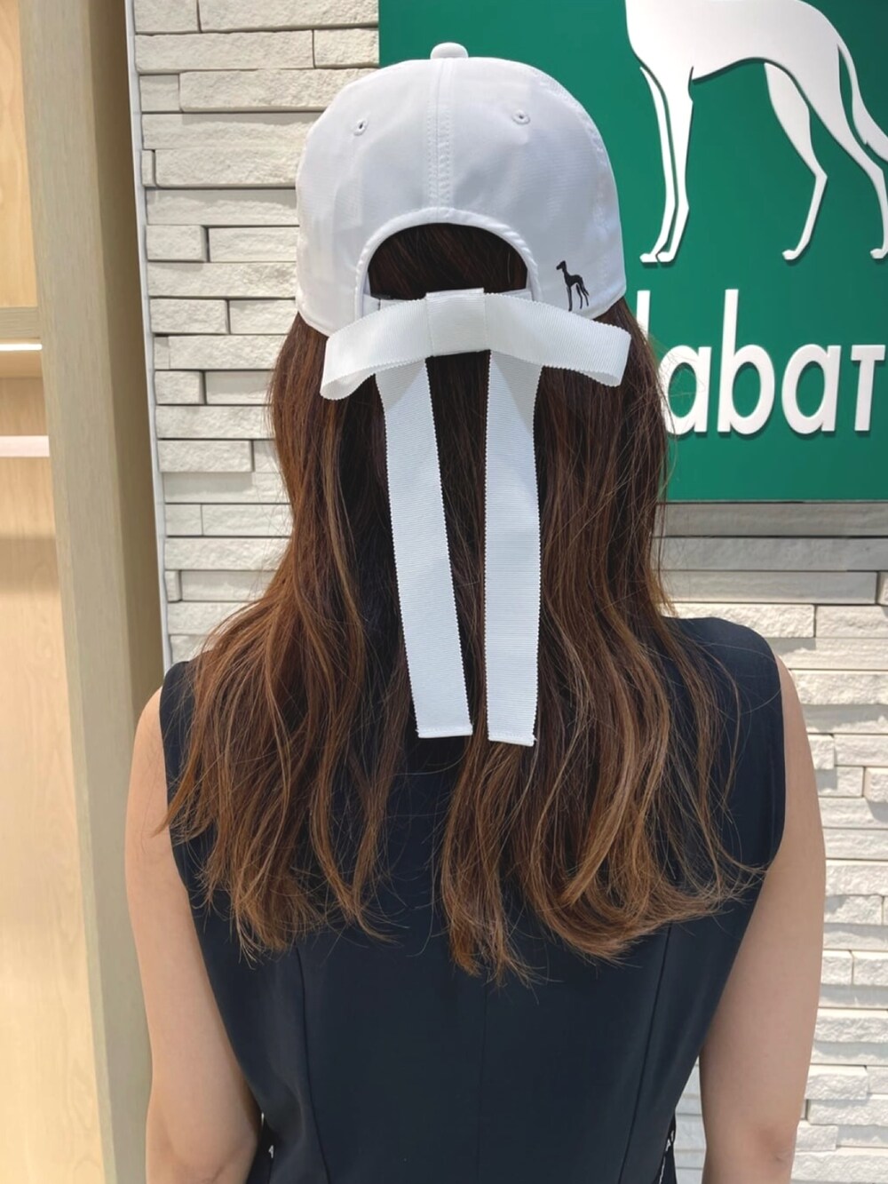 ブラック系のワンピース、ホワイト系のスニーカー、ホワイト系のソックス/靴下を着用したレディースの夏コーディネートの5枚目の写真