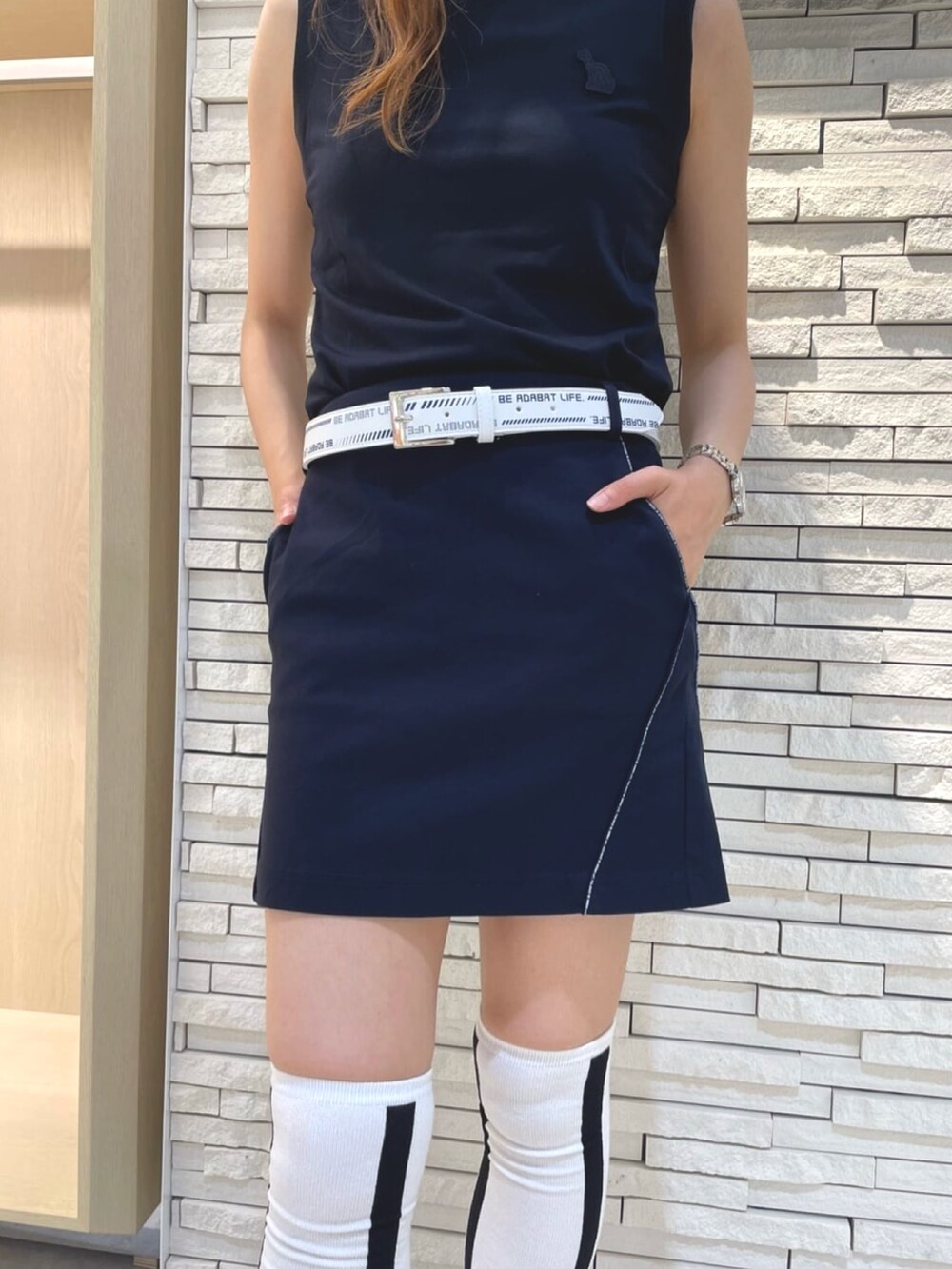 ブルー系のTシャツ/カットソー、ブルー系のスカート、ホワイト系のキャップを着用したレディースの夏コーディネートの3枚目の写真