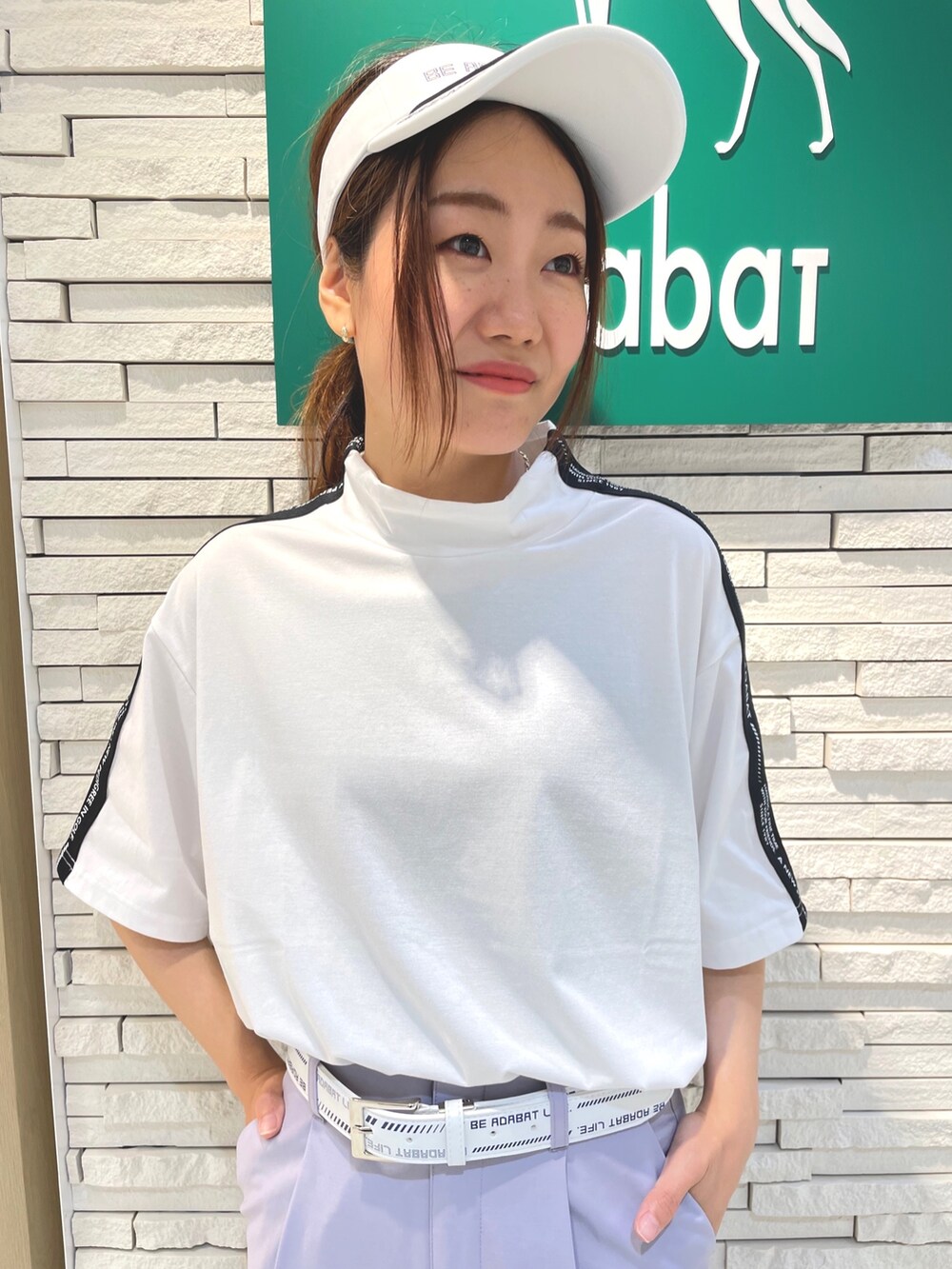 ブルー系のトートバッグ、パープル系のその他パンツ、ホワイト系のTシャツ/カットソーを着用したレディースの夏コーディネートの3枚目の写真