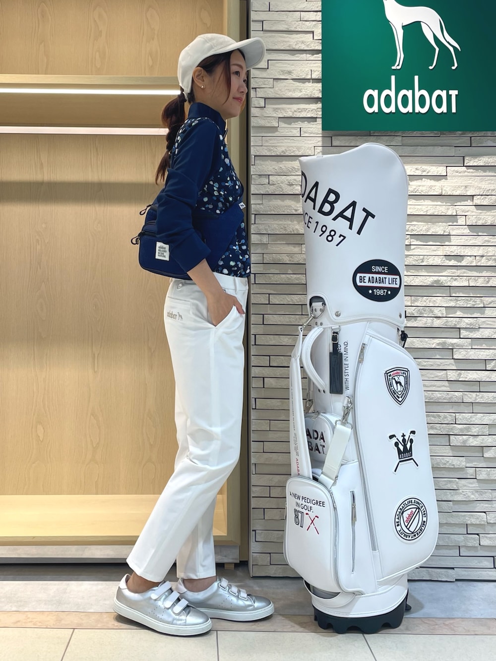 ホワイト系のその他パンツ、ブルー系のTシャツ/カットソー、ブルー系のボディバッグ/ウエストポーチを着用したレディースの秋コーディネートの2枚目の写真