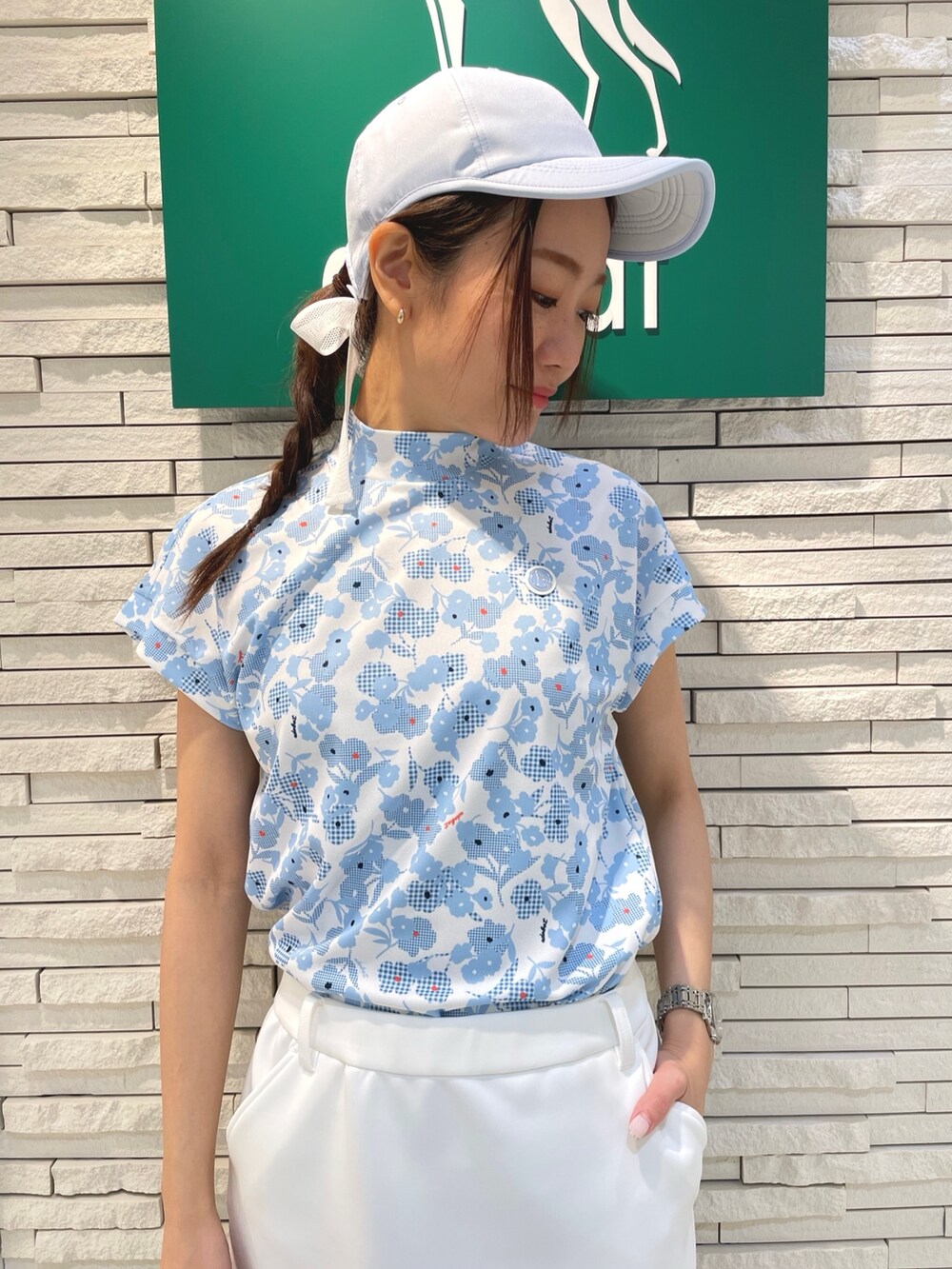 ブルー系のTシャツ/カットソー、ホワイト系のスカート、ホワイト系のトートバッグを着用したレディースの春コーディネートの3枚目の写真