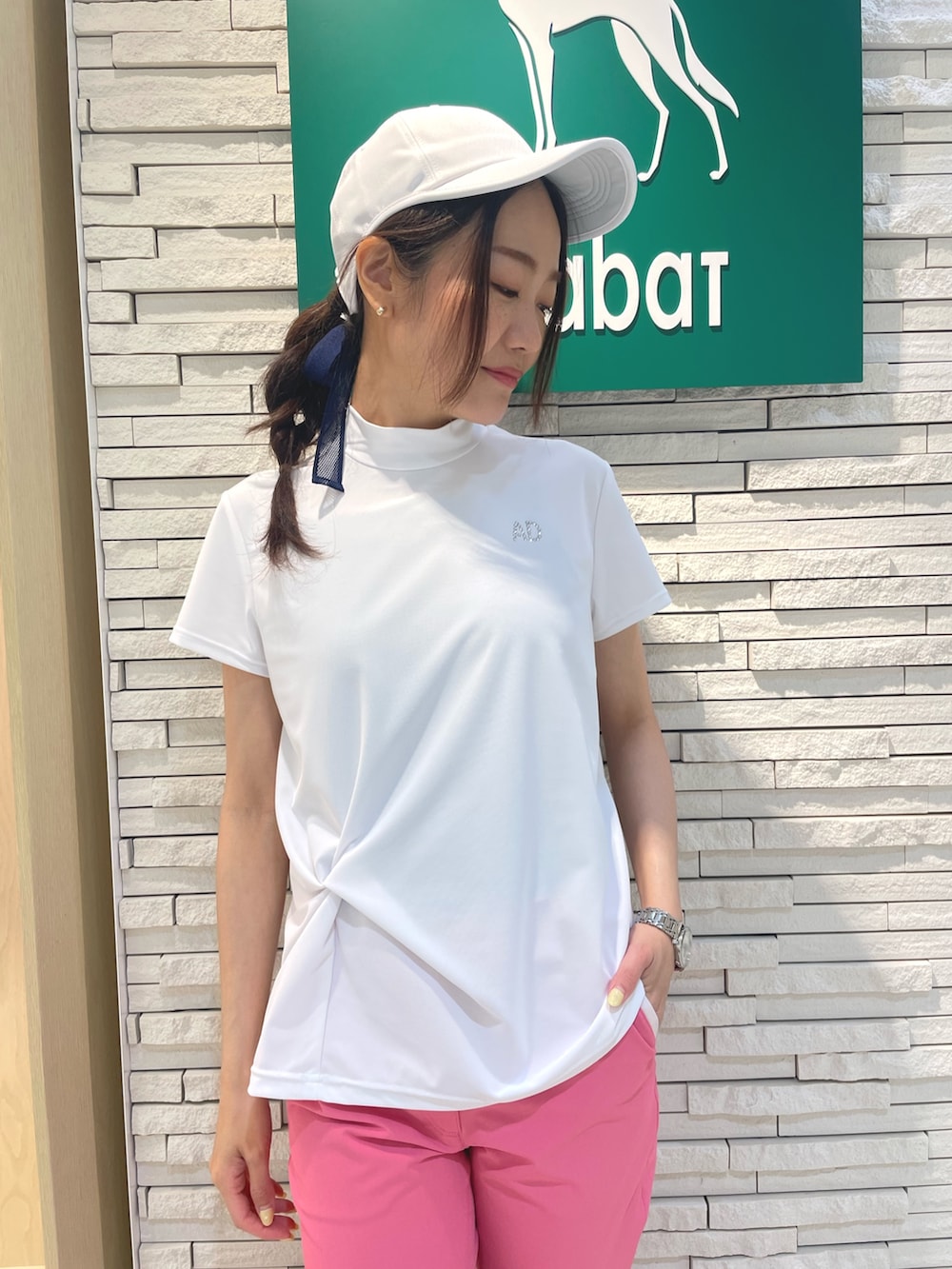ピンク系のその他パンツ、ホワイト系のTシャツ/カットソー、ホワイト系のハンドバッグを着用したレディースの夏コーディネートの4枚目の写真