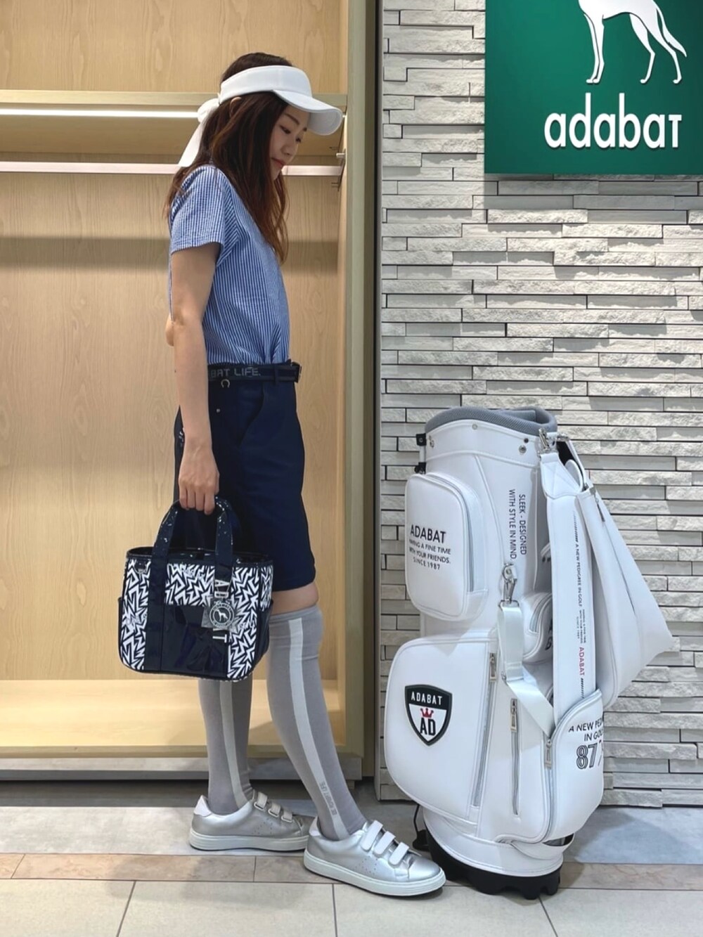 「アダバット、adabat、ゴルフ、ゴルフウェア、ゴルフ女子、ゴルフスタイル、スポーツ、スポーツウェア、スポーツコーデ、夏コーデ、ストライプシャツ」｜「adabatの台形スカート（スカート、ブルー系）」を使った、Hさん（レディース・160cm）の夏コーディネートの2枚目の写真