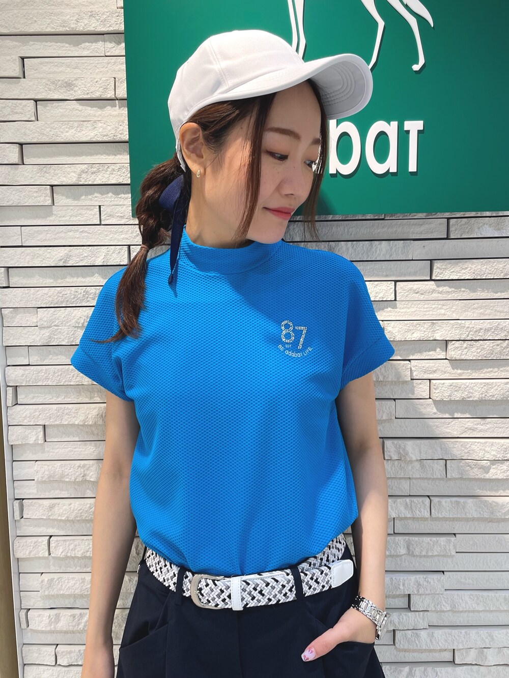 ブルー系のTシャツ/カットソー、ブルー系のその他パンツ、ホワイト系のハンドバッグを着用したレディースの夏コーディネートの3枚目の写真