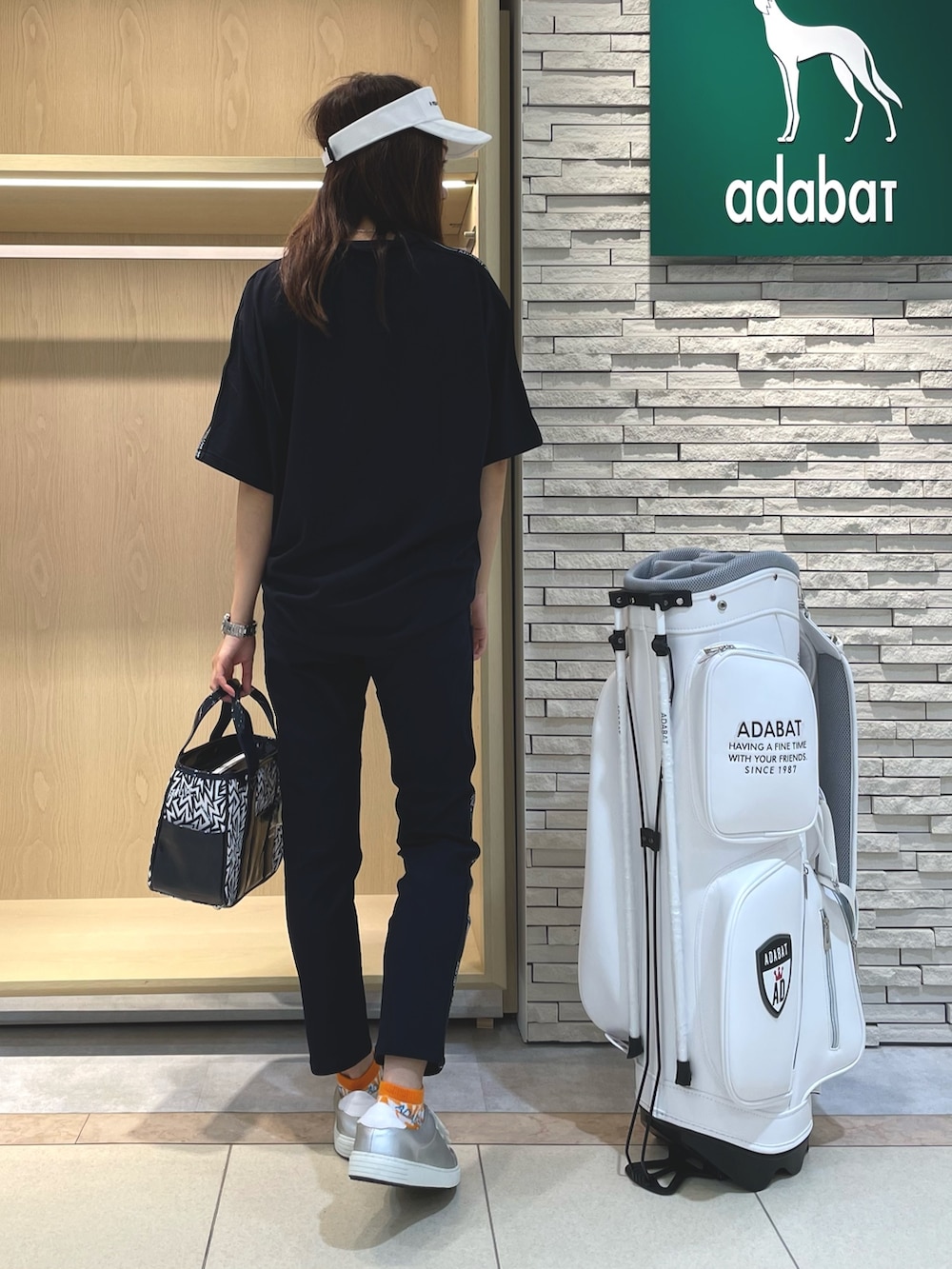 ブルー系のTシャツ/カットソー、ブルー系のその他パンツ、ブルー系のハンドバッグを着用したレディースの夏コーディネートの3枚目の写真