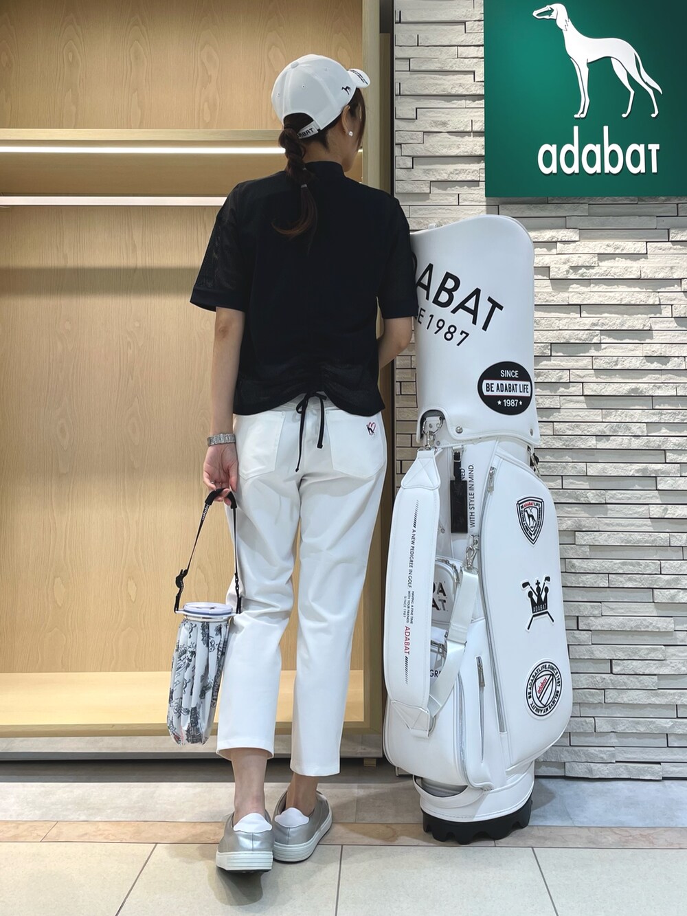 ブラック系のTシャツ/カットソー、ホワイト系のその他パンツ、ホワイト系のキャップを着用したレディースの夏コーディネートの2枚目の写真