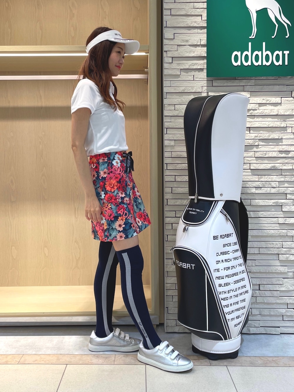 「アダバット、adabat、ゴルフ、ゴルフウェア、ゴルフ女子、ゴルフスタイル、スポーツ、スポーツウェア、花柄スカート、花柄」｜「adabatのフラワー柄 台形スカート（スカート、ピンク系）」を使った、Hさん（レディース・160cm）の夏コーディネートの2枚目の写真