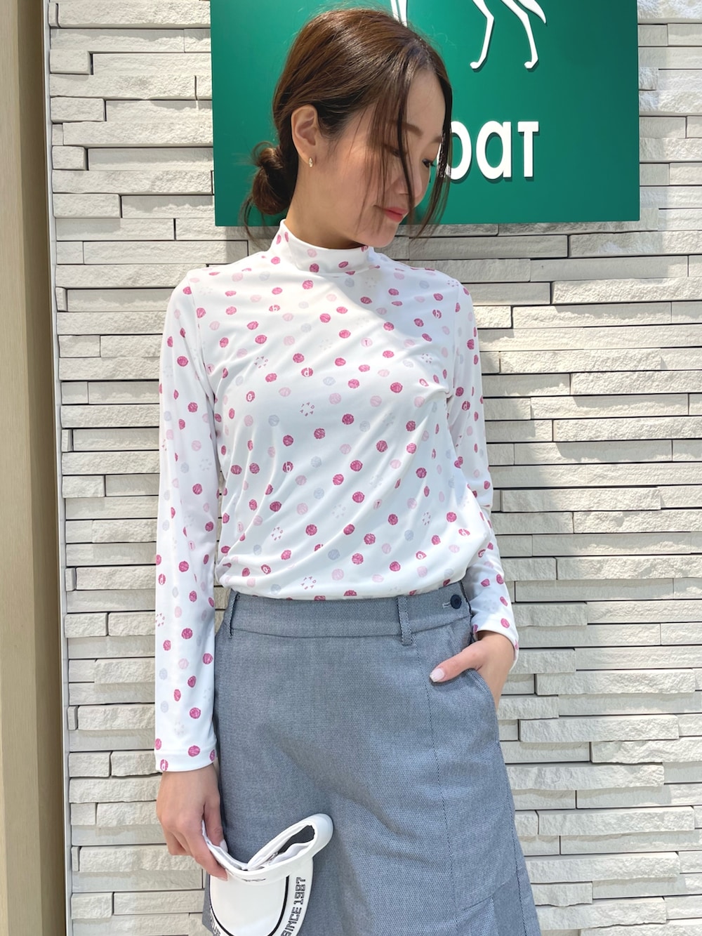 ブルー系のスカート、ホワイト系のベスト、ピンク系のTシャツ/カットソーを着用したレディースの春コーディネートの3枚目の写真