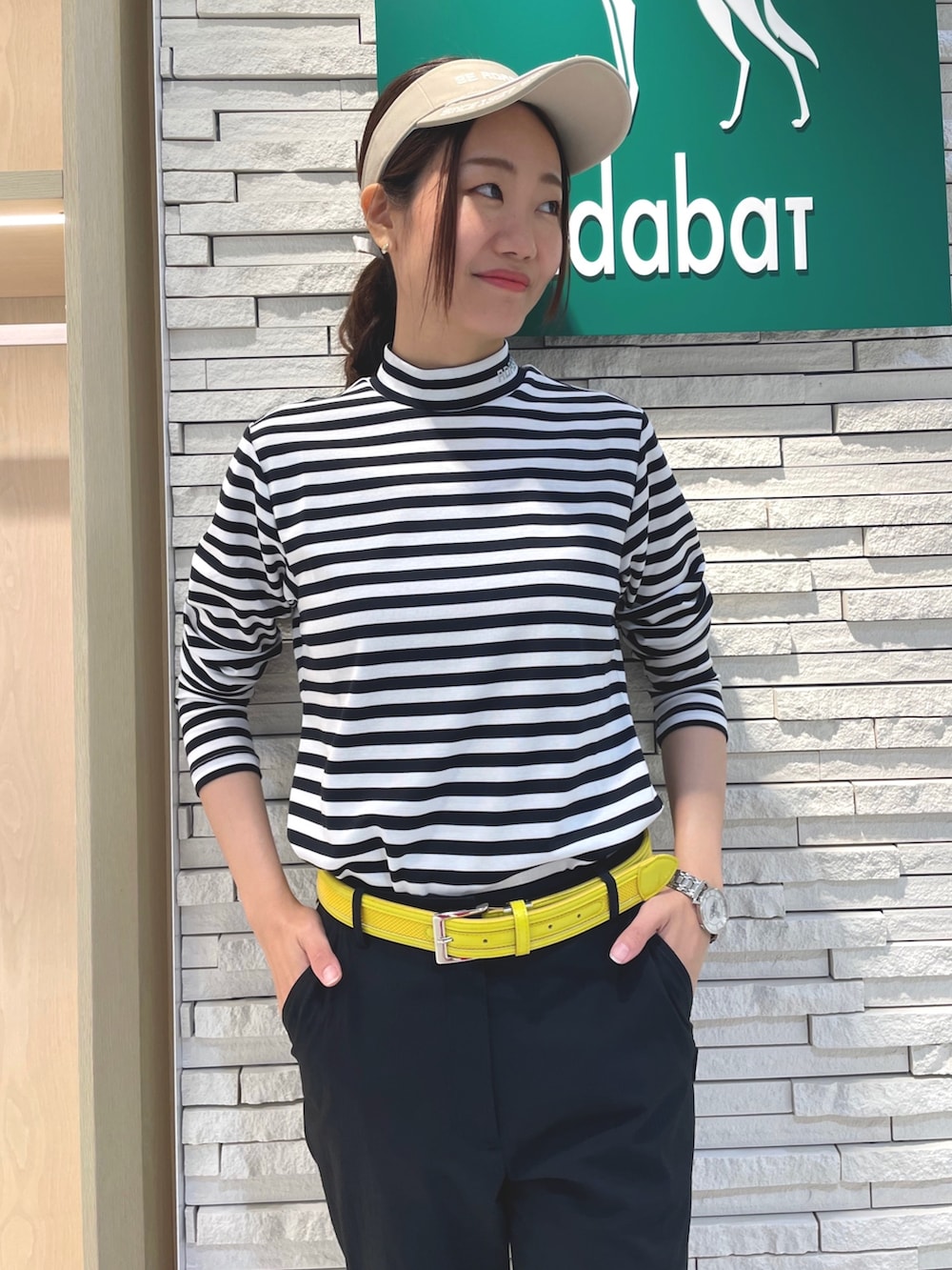 ブラック系のその他パンツ、ホワイト系のTシャツ/カットソー、ベージュ系のサンバイザーを着用したレディースの夏コーディネートの4枚目の写真
