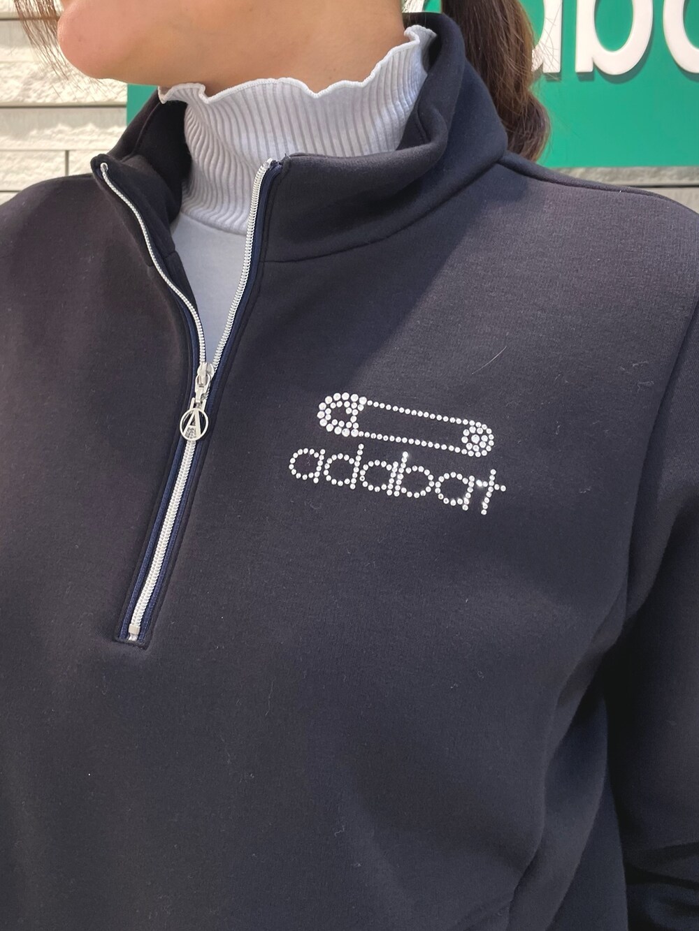 ブルー系のTシャツ/カットソー、ブラック系のスカート、グレー系のTシャツ/カットソーを着用したレディースの冬コーディネートの4枚目の写真