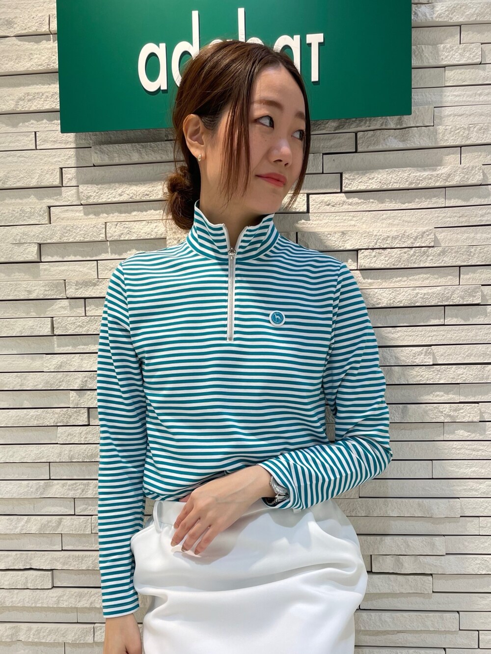 ホワイト系のスカート、ホワイト系のニット/セーター、ブルー系のトートバッグを着用したレディースの春コーディネートの4枚目の写真