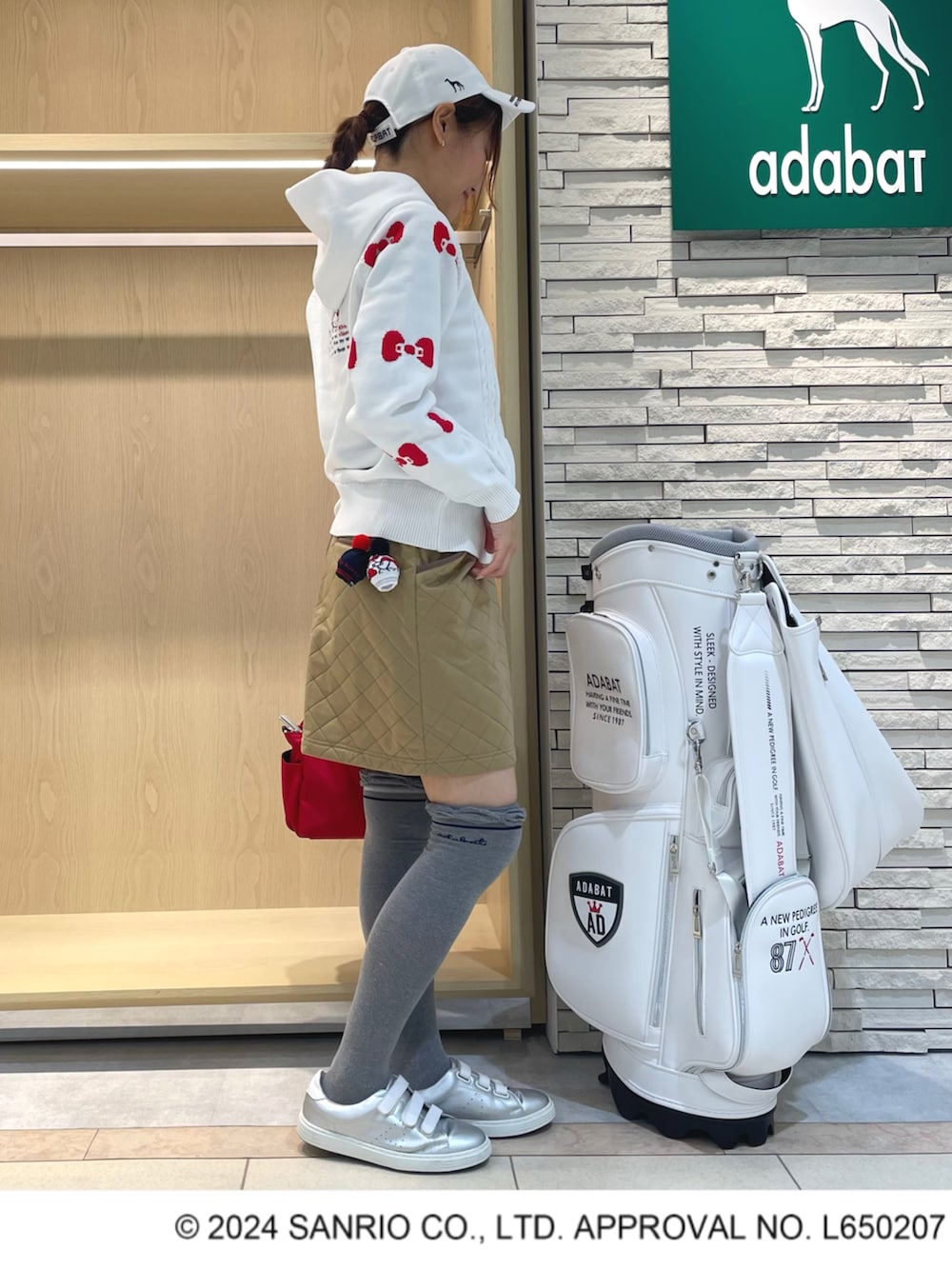 「アダバット、adabat、ゴルフ、ゴルフウェア、スポーツ、スポーツウェア、ハローキティ」｜「adabatのハローキティ バックデザインあり 長袖フーディ（パーカー、ホワイト系）」を使った、Hさん（レディース・160cm）の秋コーディネートの2枚目の写真
