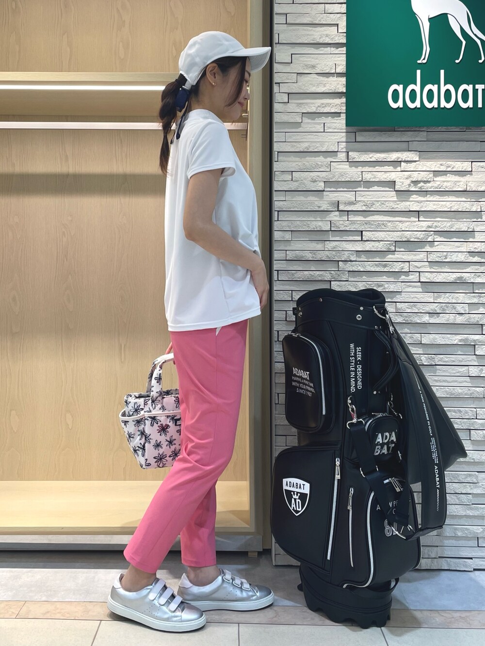 ピンク系のその他パンツ、ホワイト系のTシャツ/カットソー、ホワイト系のハンドバッグを着用したレディースの夏コーディネートの2枚目の写真