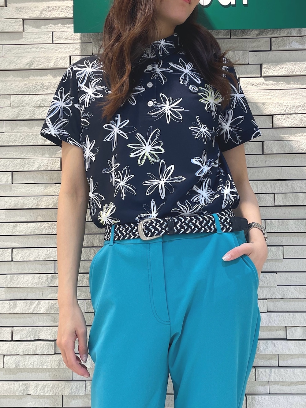 グリーン系のその他パンツ、ブルー系のポロシャツ、ブルー系のトートバッグを着用したレディースの春コーディネートの4枚目の写真