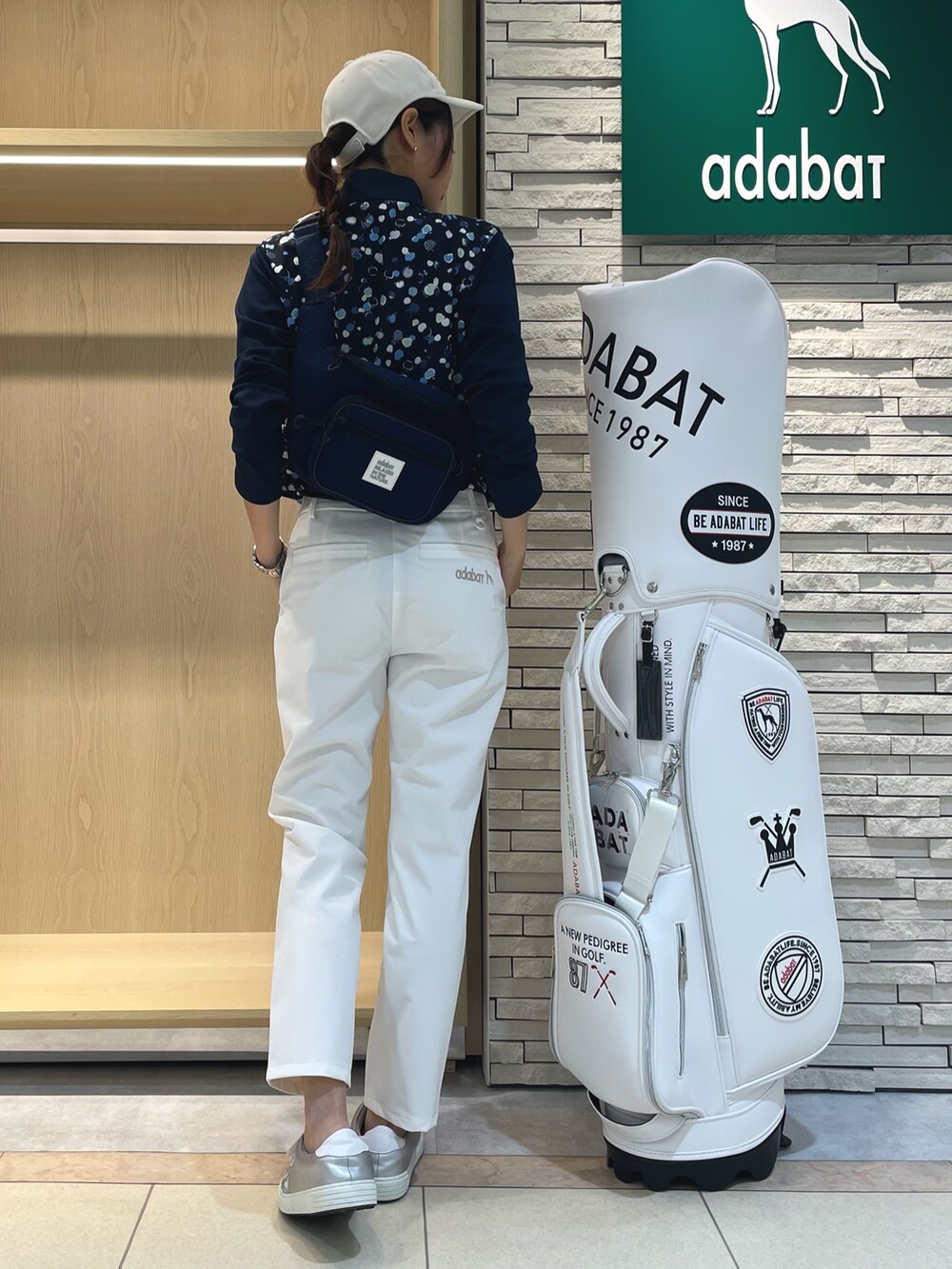 ホワイト系のその他パンツ、ブルー系のTシャツ/カットソー、ブルー系のボディバッグ/ウエストポーチを着用したレディースの秋コーディネートの3枚目の写真