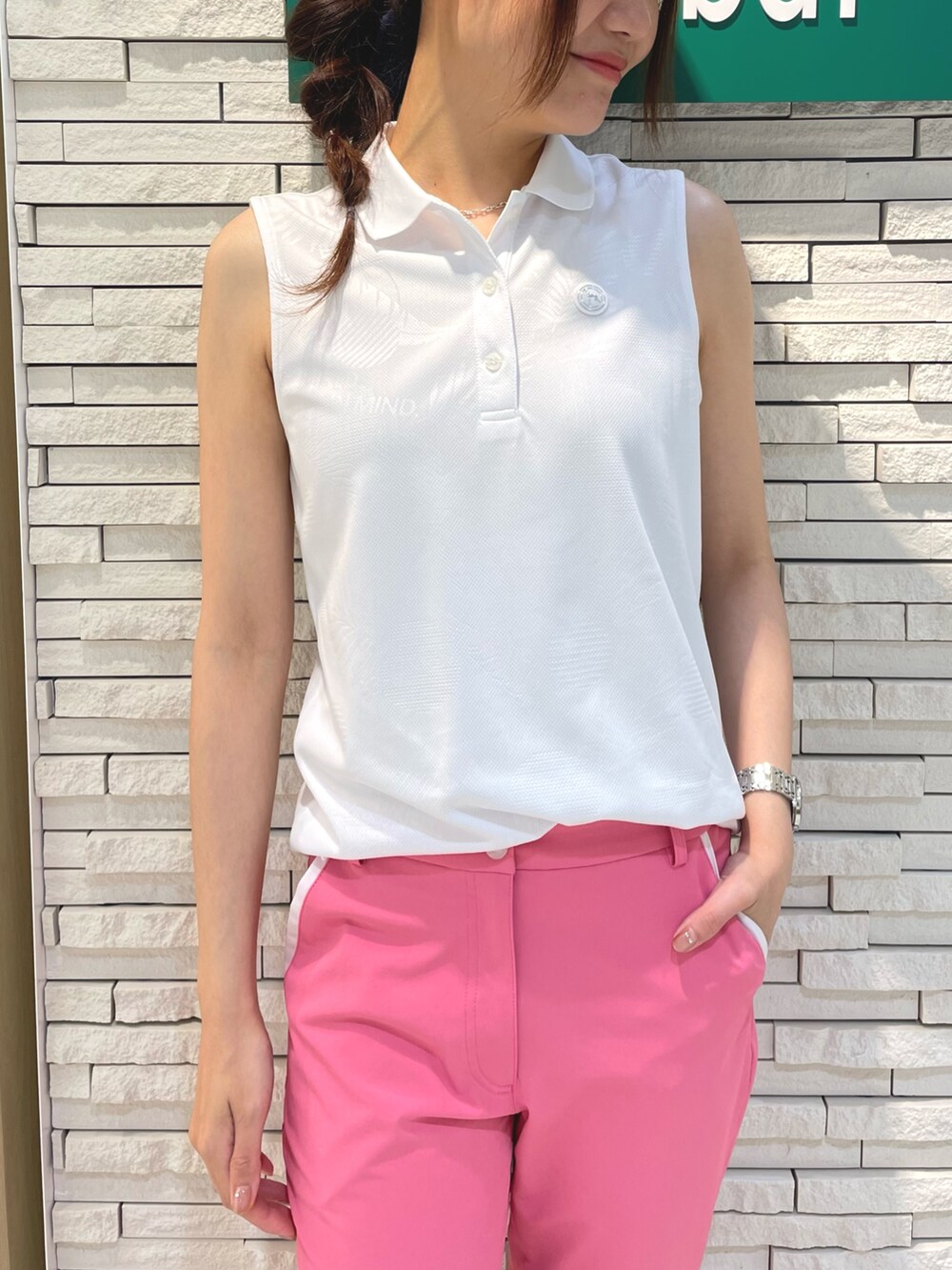 ホワイト系のポロシャツ、ピンク系のその他パンツ、ホワイト系のトートバッグを着用したレディースの夏コーディネートの3枚目の写真