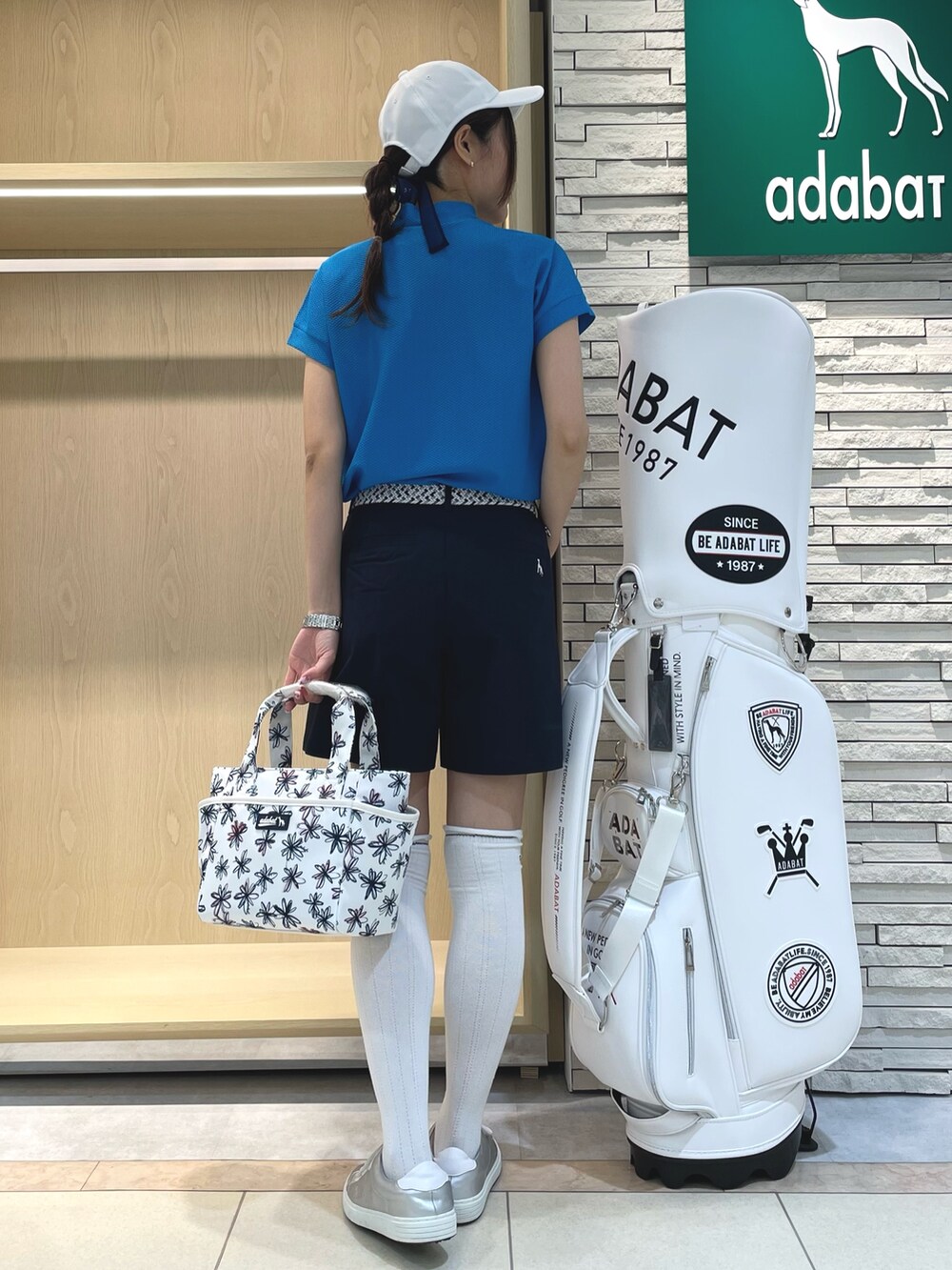 ブルー系のTシャツ/カットソー、ブルー系のその他パンツ、ホワイト系のハンドバッグを着用したレディースの夏コーディネートの2枚目の写真