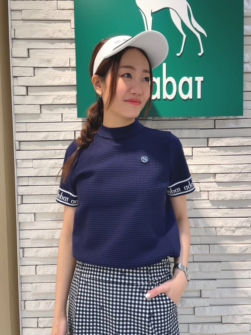 ブルー系のスカート、ブルー系のニット/セーター、ホワイト系のトートバッグを着用したレディースの春コーディネートの3枚目の写真